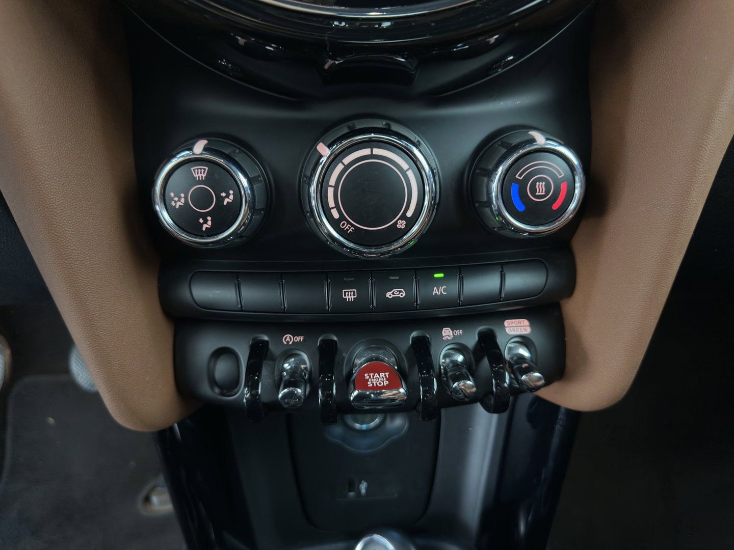 MINI 5-deurs 1.5 One Business Edition (INCL.BTW) *LEATHER | FULL-LED | DIGI-COCKPIT | AMBIENT-LIGHT | NAVI-FULLMAP | DAB | AIRCO | PDC | 16''ALU*