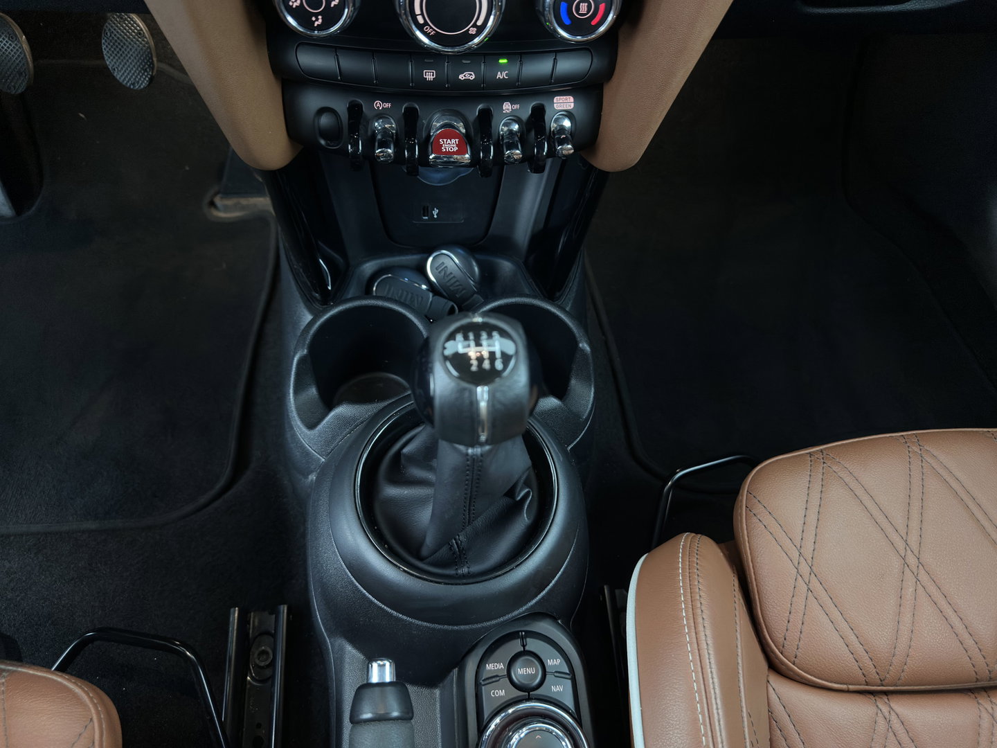MINI 5-deurs 1.5 One Business Edition (INCL.BTW) *LEATHER | FULL-LED | DIGI-COCKPIT | AMBIENT-LIGHT | NAVI-FULLMAP | DAB | AIRCO | PDC | 16''ALU*
