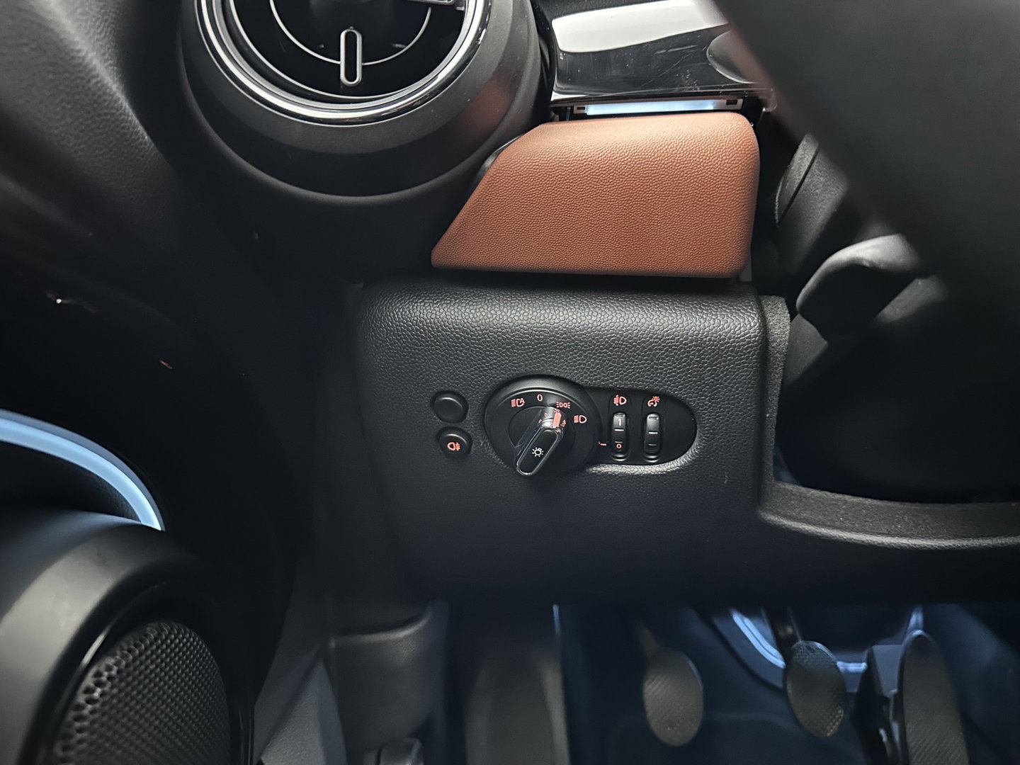 MINI 5-deurs 1.5 One Business Edition (INCL.BTW) *LEATHER | FULL-LED | DIGI-COCKPIT | AMBIENT-LIGHT | NAVI-FULLMAP | DAB | AIRCO | PDC | 16''ALU*