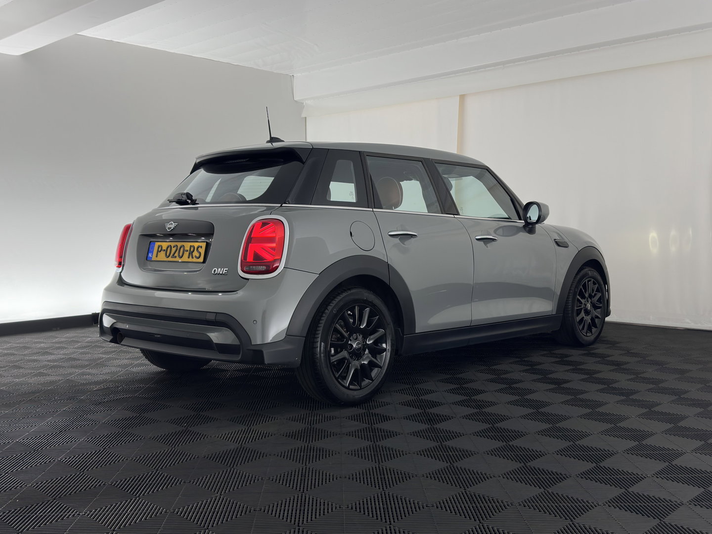 MINI 5-deurs 1.5 One Business Edition (INCL.BTW) *LEATHER | FULL-LED | DIGI-COCKPIT | AMBIENT-LIGHT | NAVI-FULLMAP | DAB | AIRCO | PDC | 16''ALU*