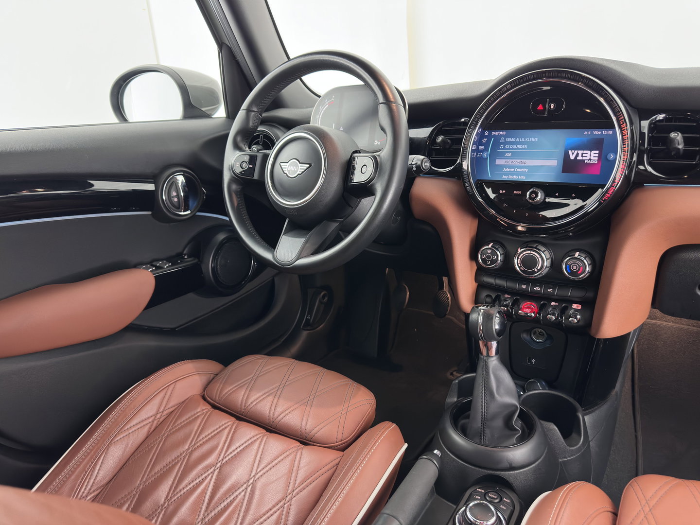 MINI 5-deurs 1.5 One Business Edition (INCL.BTW) *LEATHER | FULL-LED | DIGI-COCKPIT | AMBIENT-LIGHT | NAVI-FULLMAP | DAB | AIRCO | PDC | 16''ALU*