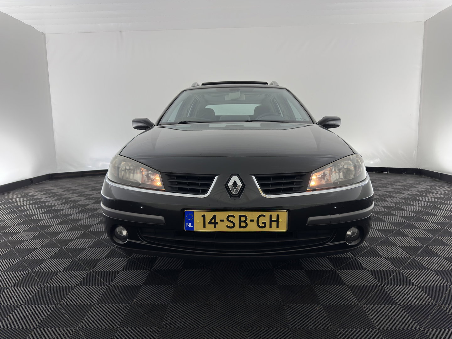 Renault Laguna Grand Tour 2.0-16V Privilège Aut. *PANO | LEATHER-FABRIC | NAVI-FULLMAP | CABASSE-SOUND | ECC | CRUISE | 17''ALU | TOWBAR*