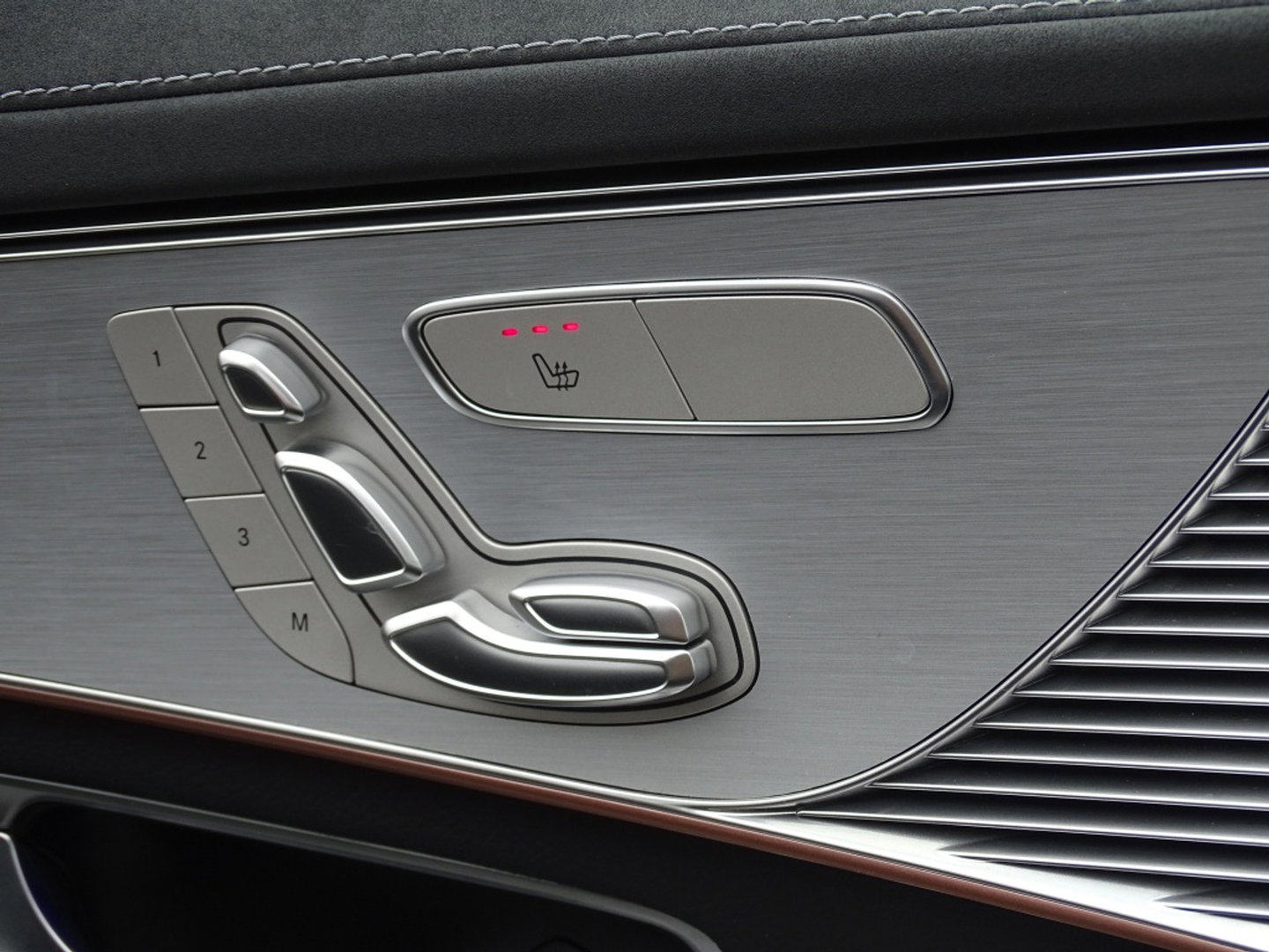 Mercedes-Benz EQC 400 4M 408PK AMG / Burmester / 360° / *NAP*