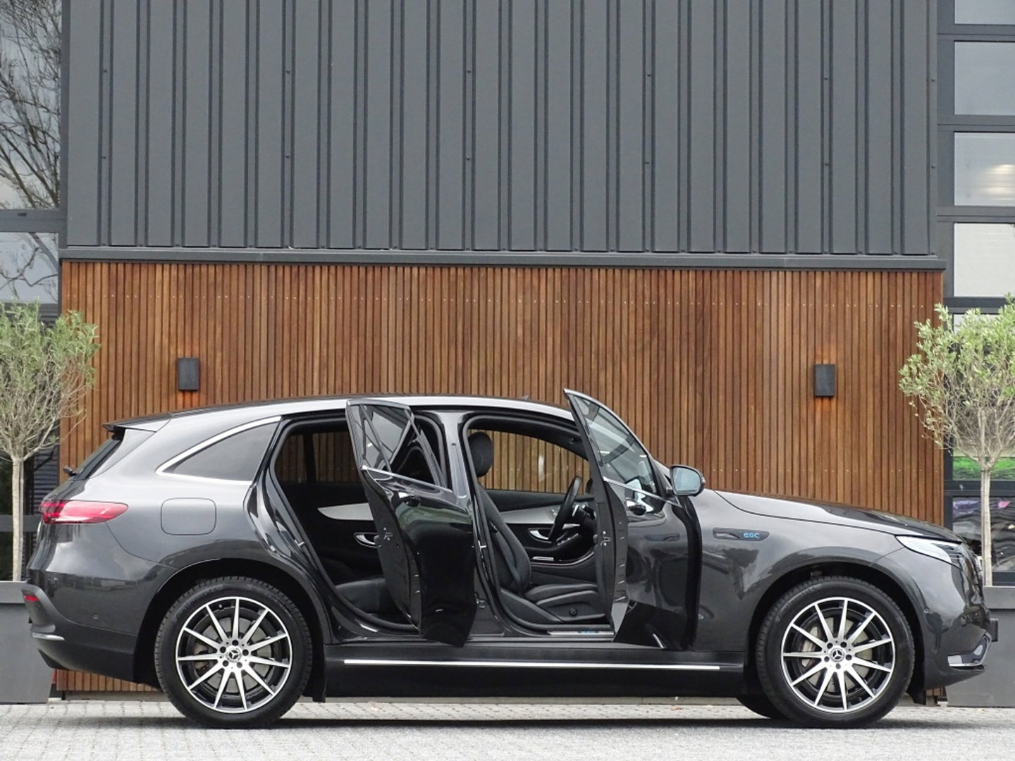 Mercedes-Benz EQC 400 4M 408PK AMG / Burmester / 360° / *NAP*