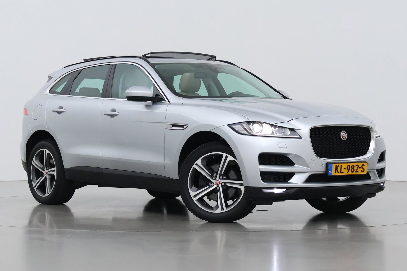 Jaguar F-PACE 3.0 S AWD 30d | Panoramadak | Trekhaak | Meridian | Stoelventilatie | Keyless | Stoel+achterbankverwarming | Camera