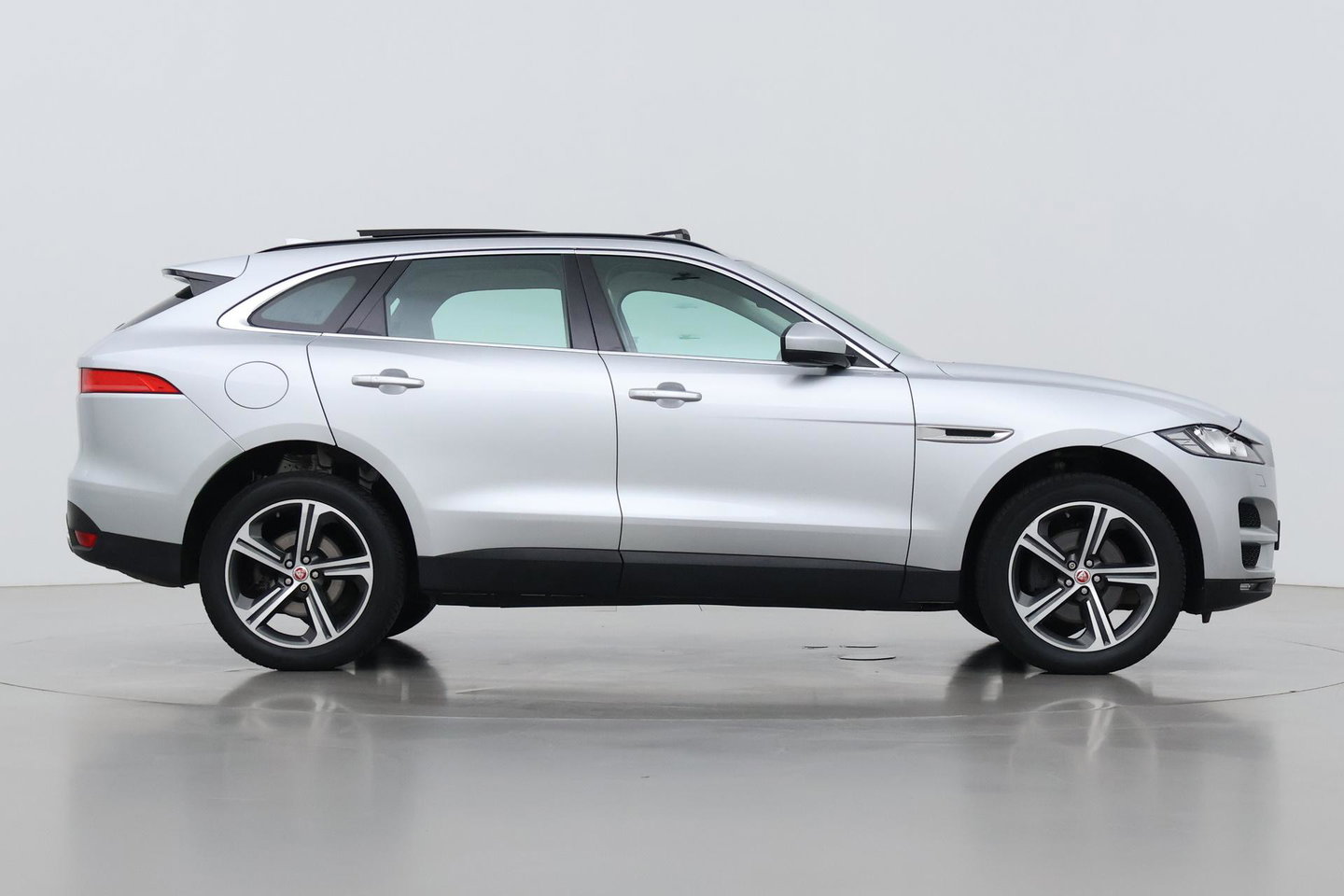Jaguar F-PACE 3.0 S AWD 30d | Panoramadak | Trekhaak | Meridian | Stoelventilatie | Keyless | Stoel+achterbankverwarming | Camera