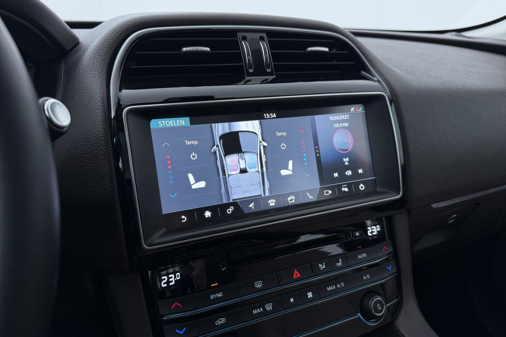 Jaguar F-PACE 3.0 S AWD 30d | Panoramadak | Trekhaak | Meridian | Stoelventilatie | Keyless | Stoel+achterbankverwarming | Camera