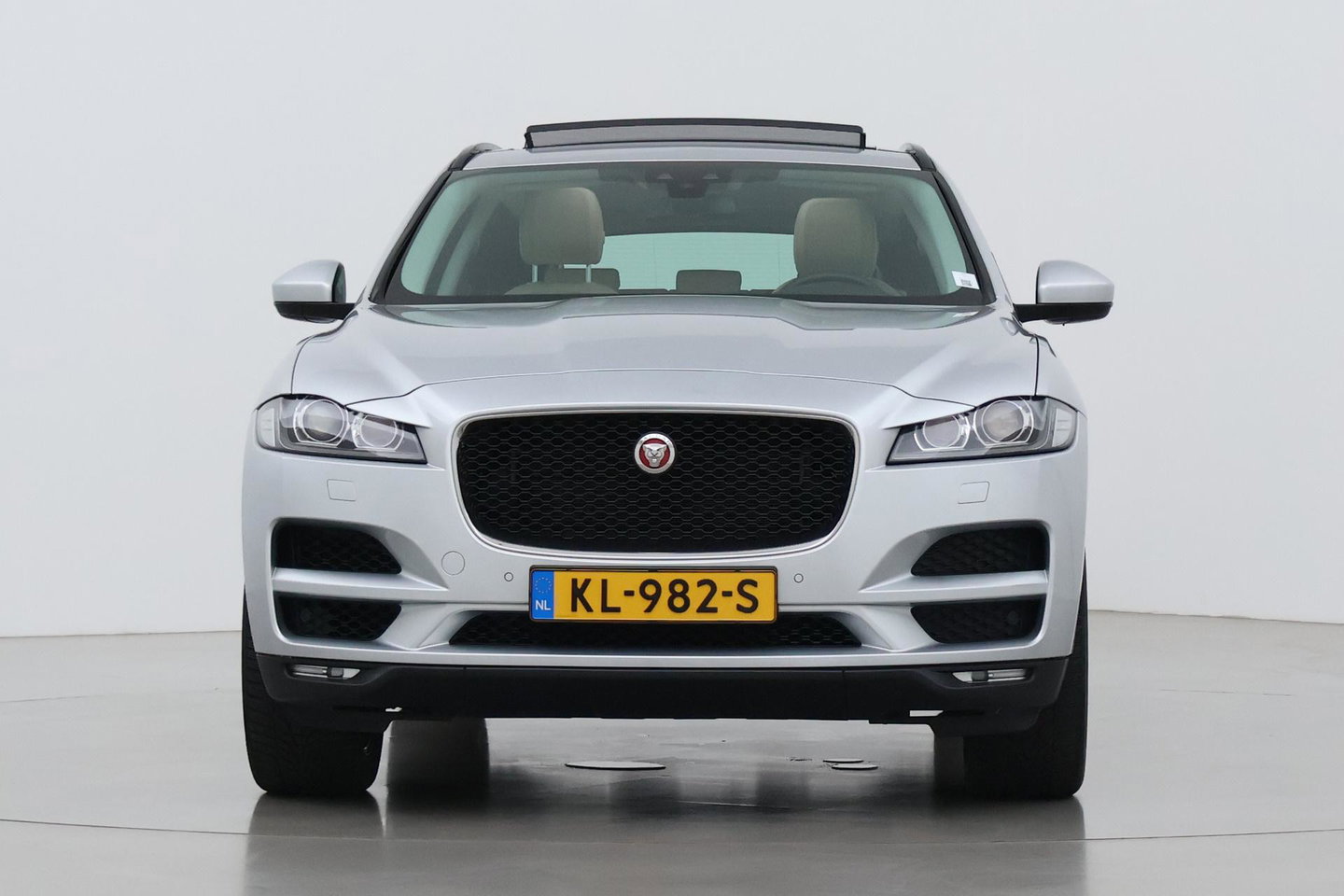 Jaguar F-PACE 3.0 S AWD 30d | Panoramadak | Trekhaak | Meridian | Stoelventilatie | Keyless | Stoel+achterbankverwarming | Camera