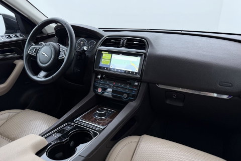 Jaguar F-PACE 3.0 S AWD 30d | Panoramadak | Trekhaak | Meridian | Stoelventilatie | Keyless | Stoel+achterbankverwarming | Camera