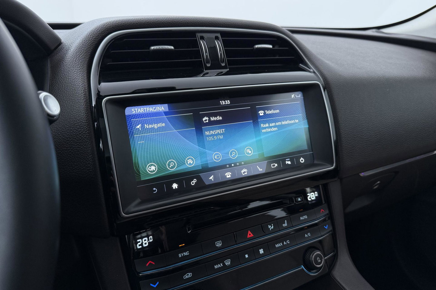Jaguar F-PACE 3.0 S AWD 30d | Panoramadak | Trekhaak | Meridian | Stoelventilatie | Keyless | Stoel+achterbankverwarming | Camera