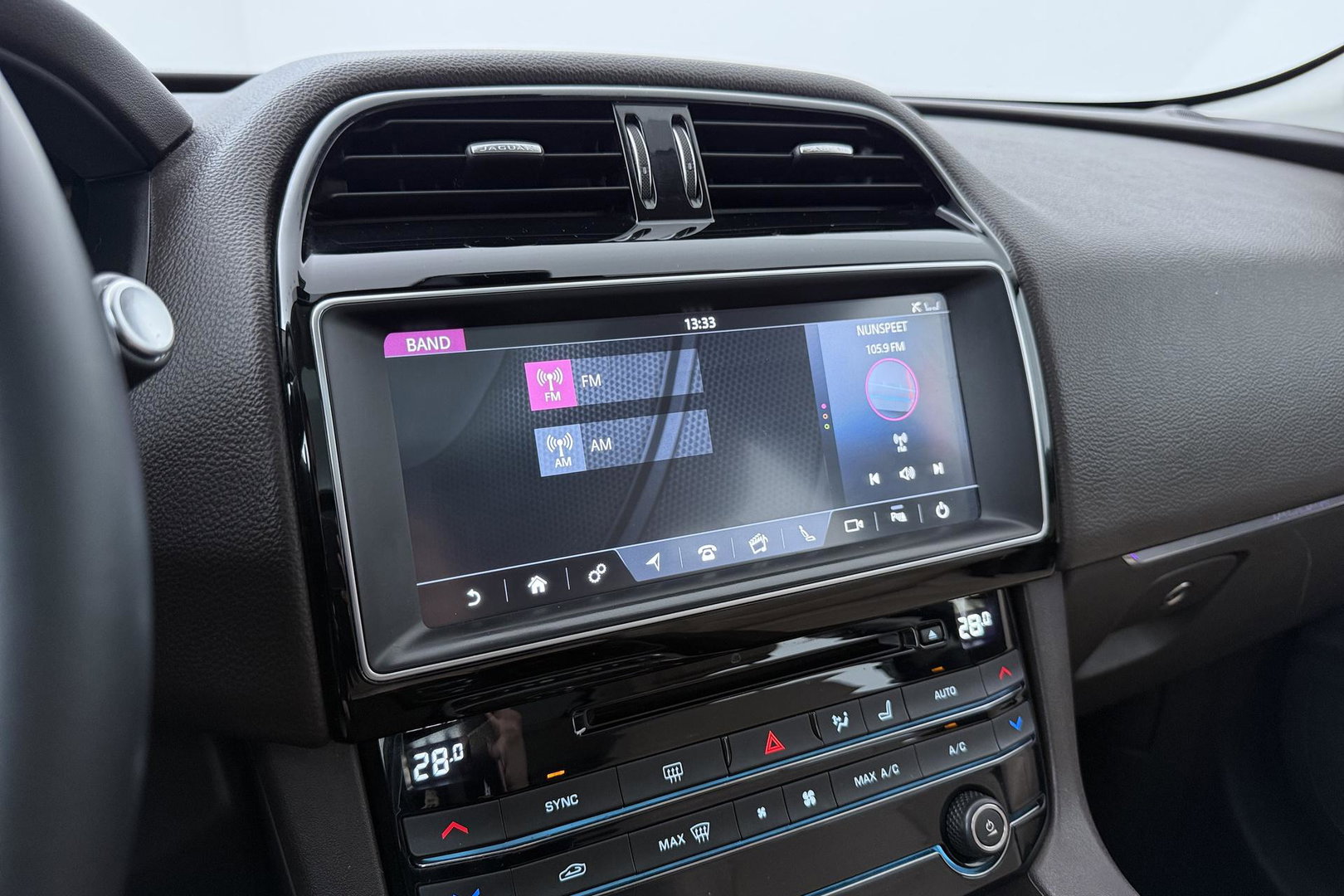 Jaguar F-PACE 3.0 S AWD 30d | Panoramadak | Trekhaak | Meridian | Stoelventilatie | Keyless | Stoel+achterbankverwarming | Camera