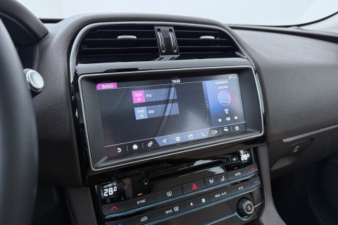 Jaguar F-PACE 3.0 S AWD 30d | Panoramadak | Trekhaak | Meridian | Stoelventilatie | Keyless | Stoel+achterbankverwarming | Camera