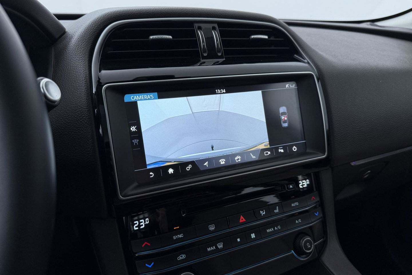 Jaguar F-PACE 3.0 S AWD 30d | Panoramadak | Trekhaak | Meridian | Stoelventilatie | Keyless | Stoel+achterbankverwarming | Camera