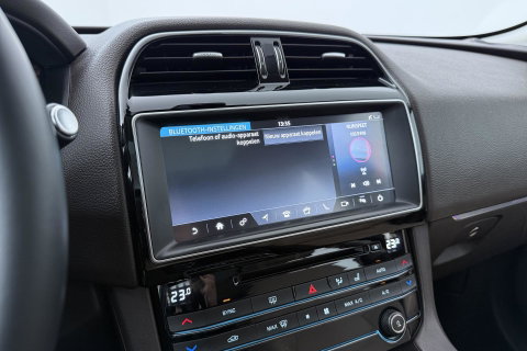 Jaguar F-PACE 3.0 S AWD 30d | Panoramadak | Trekhaak | Meridian | Stoelventilatie | Keyless | Stoel+achterbankverwarming | Camera