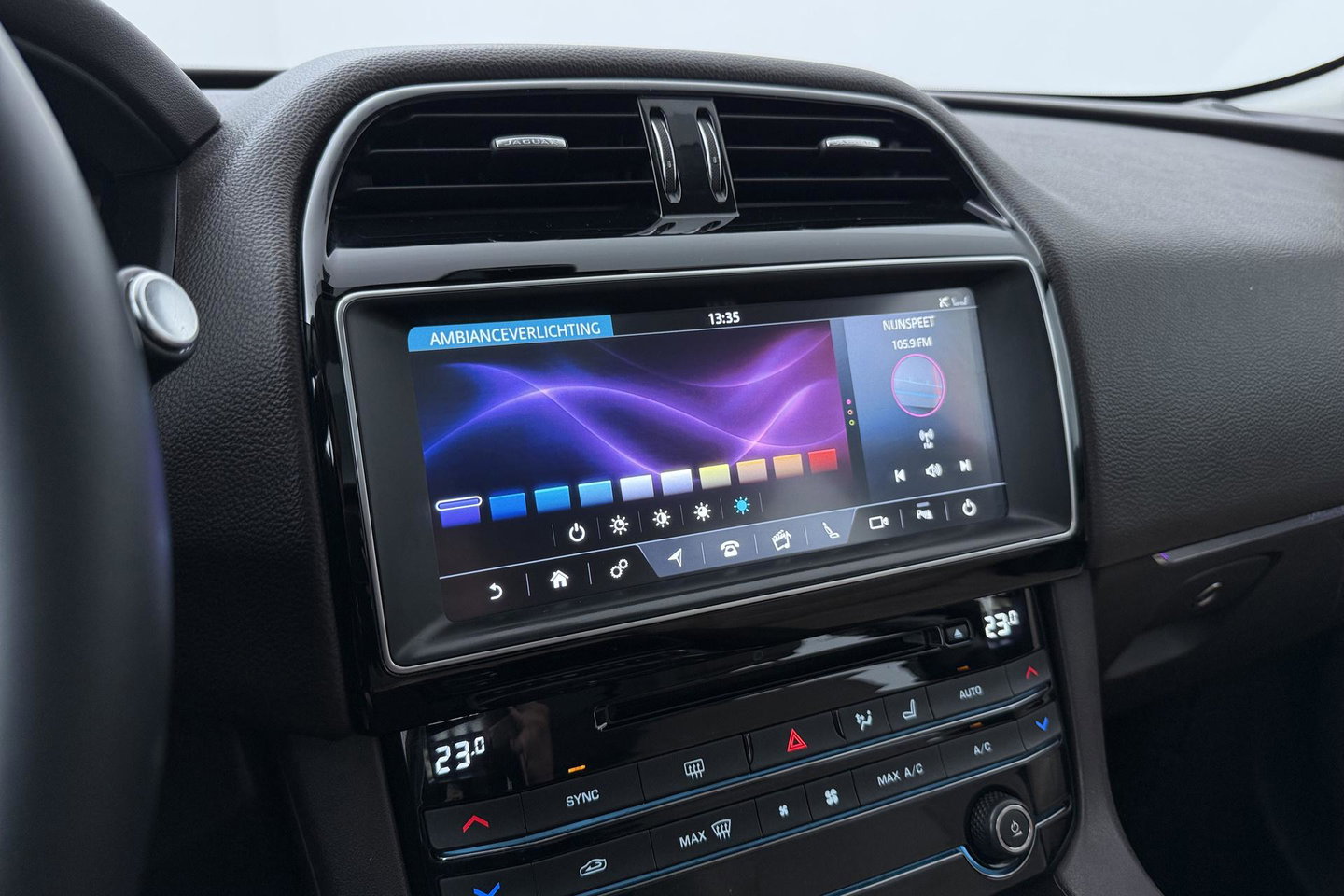 Jaguar F-PACE 3.0 S AWD 30d | Panoramadak | Trekhaak | Meridian | Stoelventilatie | Keyless | Stoel+achterbankverwarming | Camera