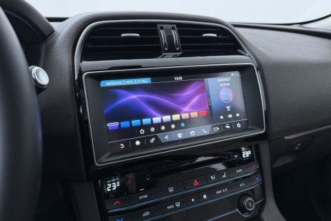 Jaguar F-PACE 3.0 S AWD 30d | Panoramadak | Trekhaak | Meridian | Stoelventilatie | Keyless | Stoel+achterbankverwarming | Camera