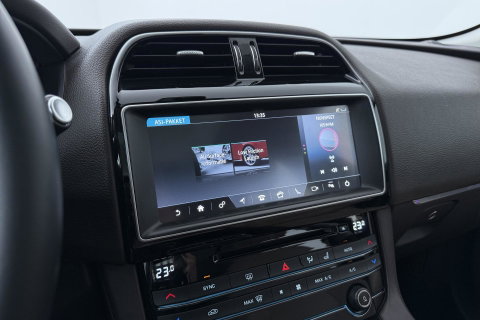 Jaguar F-PACE 3.0 S AWD 30d | Panoramadak | Trekhaak | Meridian | Stoelventilatie | Keyless | Stoel+achterbankverwarming | Camera