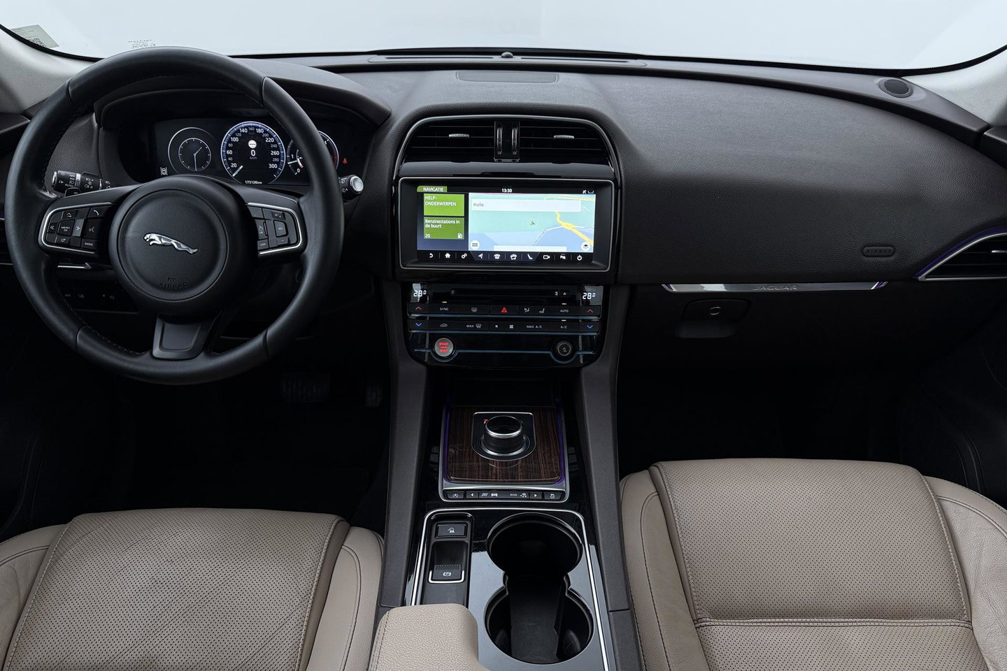 Jaguar F-PACE 3.0 S AWD 30d | Panoramadak | Trekhaak | Meridian | Stoelventilatie | Keyless | Stoel+achterbankverwarming | Camera