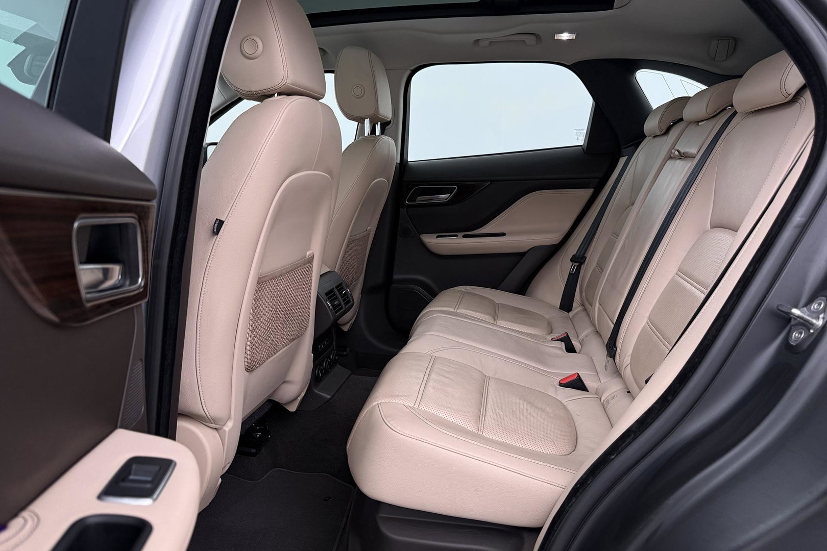 Jaguar F-PACE 3.0 S AWD 30d | Panoramadak | Trekhaak | Meridian | Stoelventilatie | Keyless | Stoel+achterbankverwarming | Camera