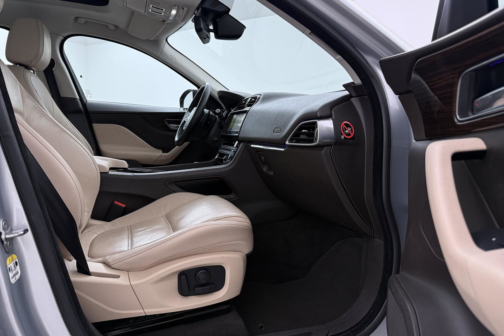Jaguar F-PACE 3.0 S AWD 30d | Panoramadak | Trekhaak | Meridian | Stoelventilatie | Keyless | Stoel+achterbankverwarming | Camera