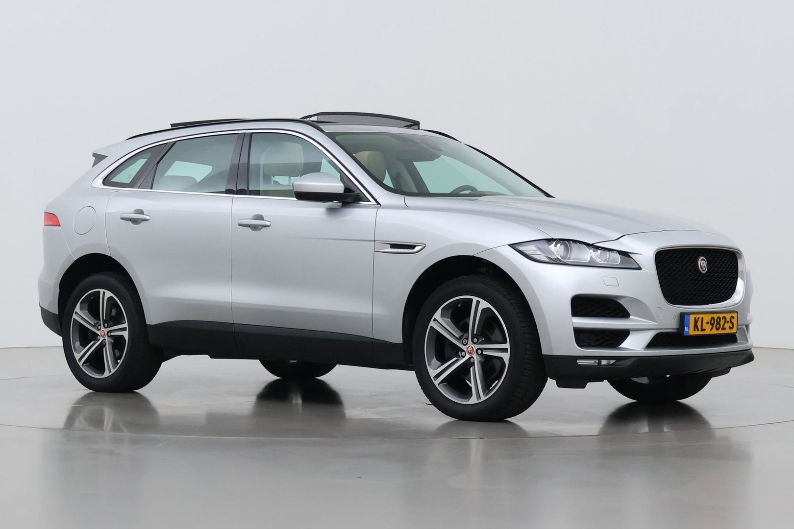 Jaguar F-PACE 3.0 S AWD 30d | Panoramadak | Trekhaak | Meridian | Stoelventilatie | Keyless | Stoel+achterbankverwarming | Camera