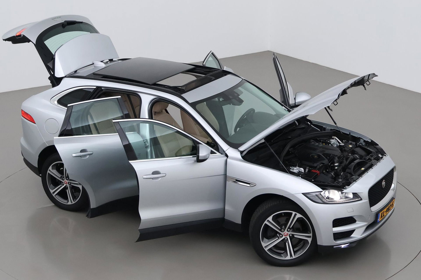 Jaguar F-PACE 3.0 S AWD 30d | Panoramadak | Trekhaak | Meridian | Stoelventilatie | Keyless | Stoel+achterbankverwarming | Camera