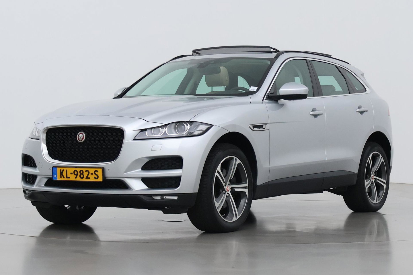 Jaguar F-PACE 3.0 S AWD 30d | Panoramadak | Trekhaak | Meridian | Stoelventilatie | Keyless | Stoel+achterbankverwarming | Camera