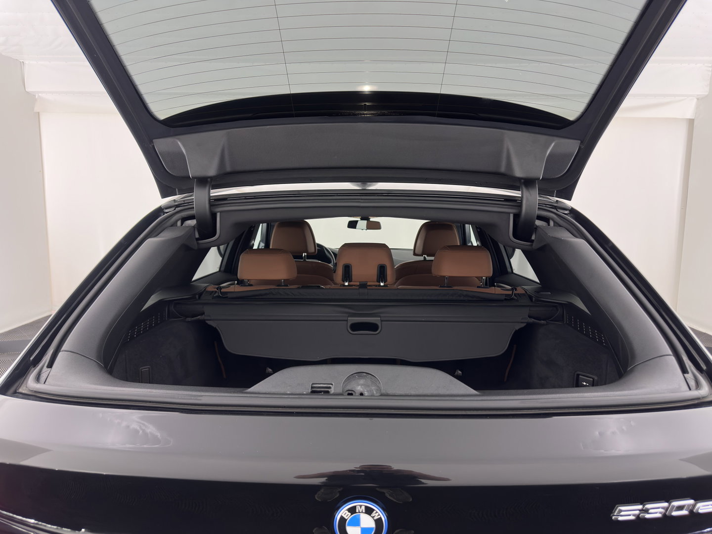 BMW 5 Serie Touring 530e Business Edition Plus (Plug-in) (INCL.BTW) *LEATHER | FULL-LED | MEMORY-PACK | HEATED-COMFORTSEATS | NAVI-FULLMAP | PRIVACY-GLASS | ECC | PDC | CRUISE | 18''ALU | TOWBAR*