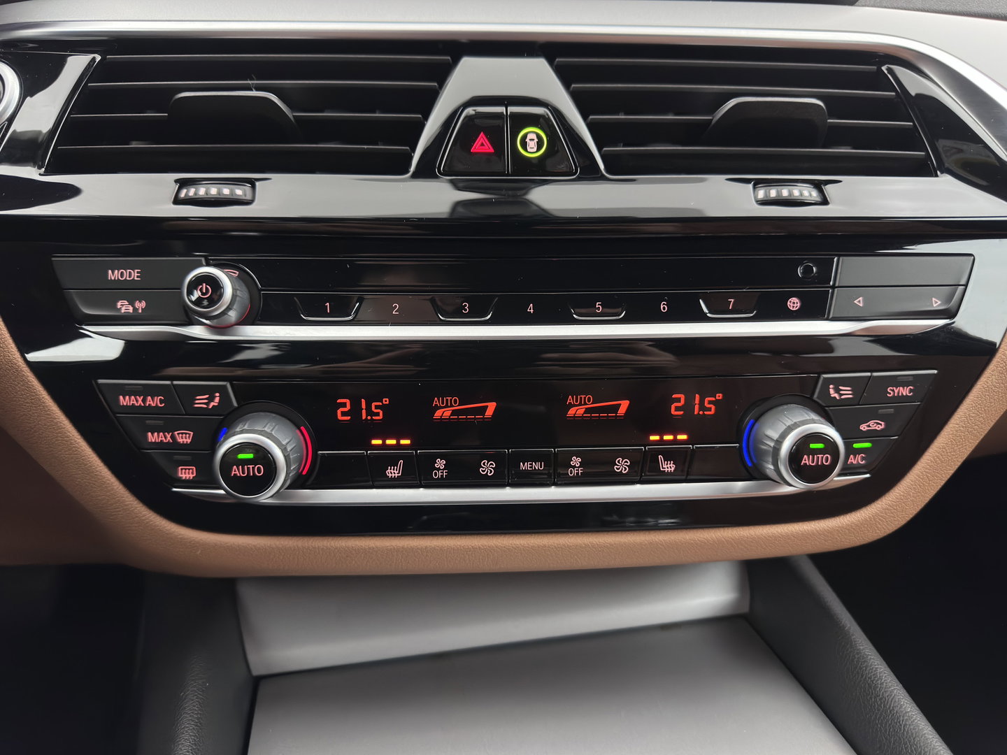 BMW 5 Serie Touring 530e Business Edition Plus (Plug-in) (INCL.BTW) *LEATHER | FULL-LED | MEMORY-PACK | HEATED-COMFORTSEATS | NAVI-FULLMAP | PRIVACY-GLASS | ECC | PDC | CRUISE | 18''ALU | TOWBAR*