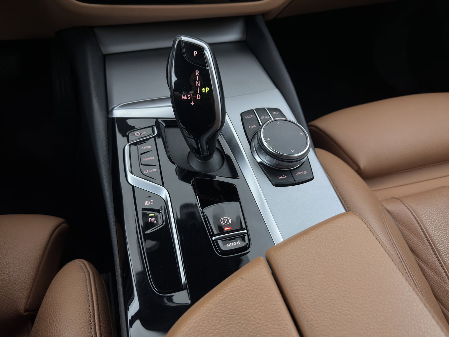 BMW 5 Serie Touring 530e Business Edition Plus (Plug-in) (INCL.BTW) *LEATHER | FULL-LED | MEMORY-PACK | HEATED-COMFORTSEATS | NAVI-FULLMAP | PRIVACY-GLASS | ECC | PDC | CRUISE | 18''ALU | TOWBAR*