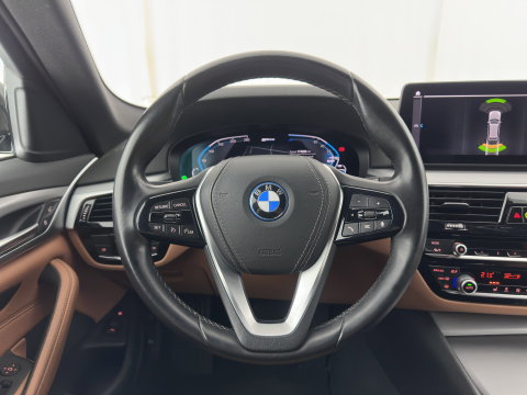 BMW 5 Serie Touring 530e Business Edition Plus (Plug-in) (INCL.BTW) *LEATHER | FULL-LED | MEMORY-PACK | HEATED-COMFORTSEATS | NAVI-FULLMAP | PRIVACY-GLASS | ECC | PDC | CRUISE | 18''ALU | TOWBAR*