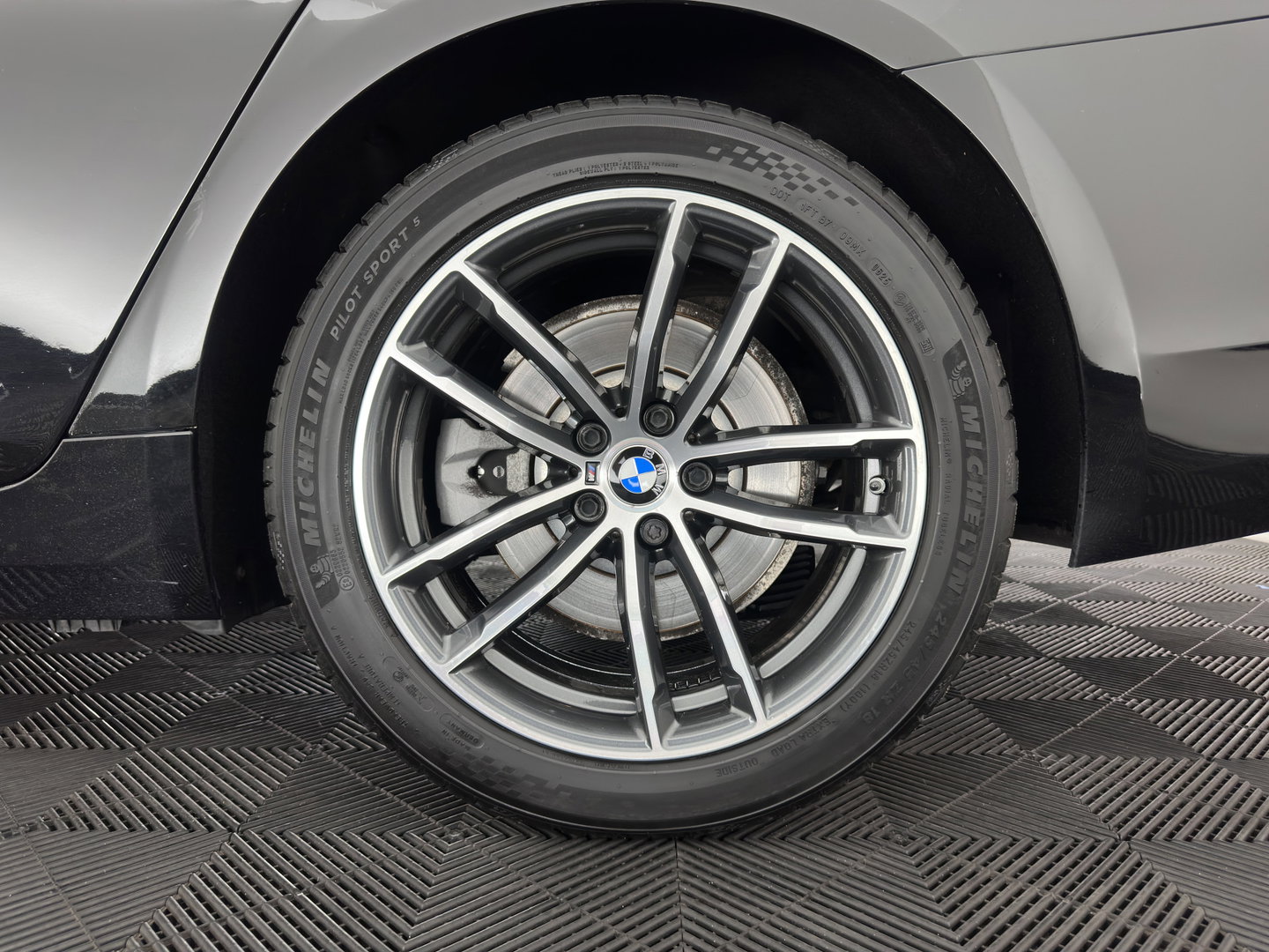 BMW 5 Serie Touring 530e Business Edition Plus (Plug-in) (INCL.BTW) *LEATHER | FULL-LED | MEMORY-PACK | HEATED-COMFORTSEATS | NAVI-FULLMAP | PRIVACY-GLASS | ECC | PDC | CRUISE | 18''ALU | TOWBAR*