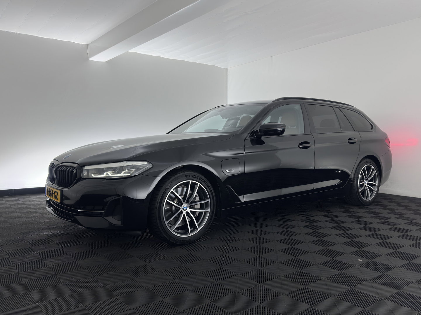 BMW 5 Serie Touring 530e Business Edition Plus (Plug-in) (INCL.BTW) *LEATHER | FULL-LED | MEMORY-PACK | HEATED-COMFORTSEATS | NAVI-FULLMAP | PRIVACY-GLASS | ECC | PDC | CRUISE | 18''ALU | TOWBAR*