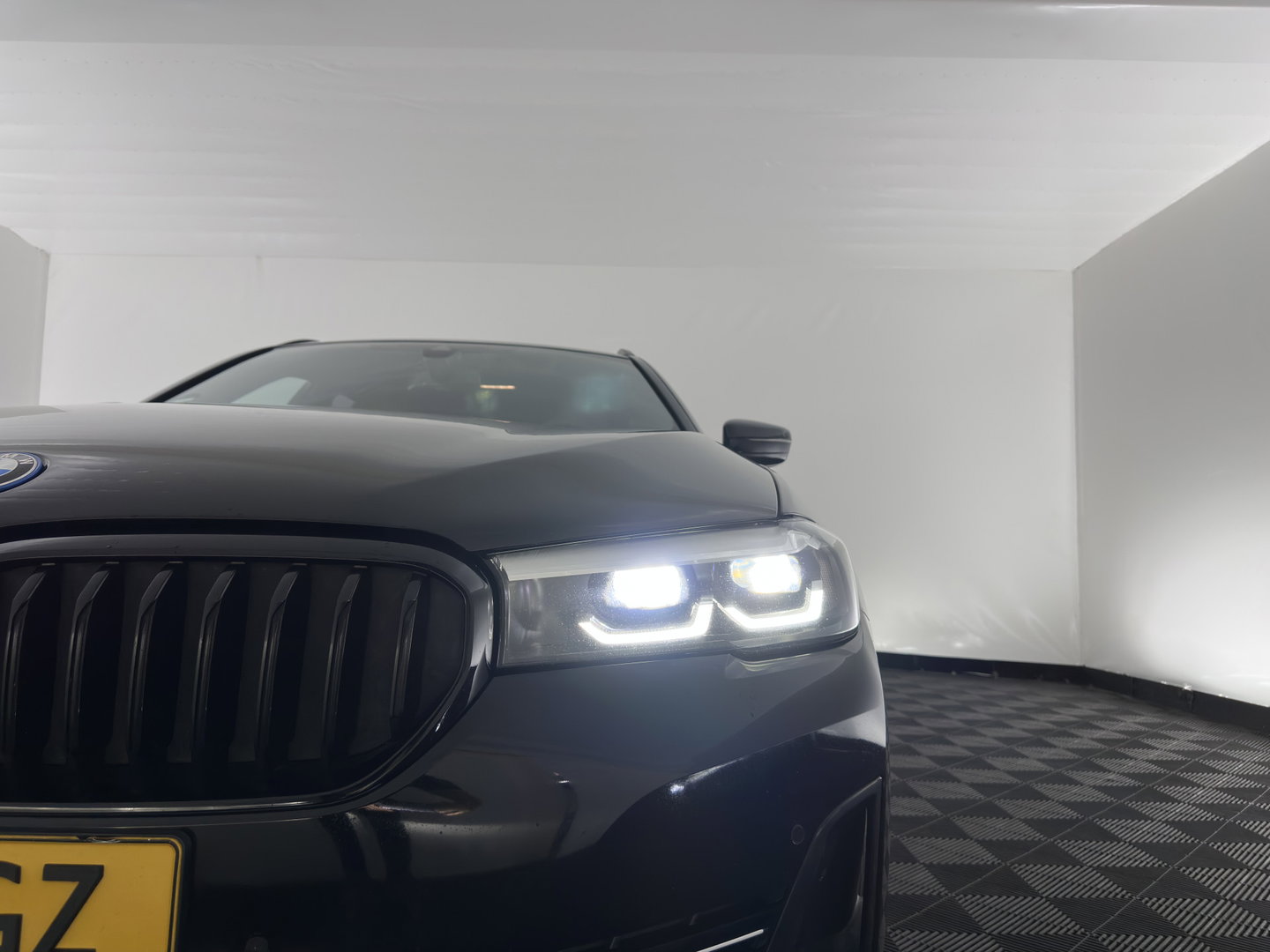 BMW 5 Serie Touring 530e Business Edition Plus (Plug-in) (INCL.BTW) *LEATHER | FULL-LED | MEMORY-PACK | HEATED-COMFORTSEATS | NAVI-FULLMAP | PRIVACY-GLASS | ECC | PDC | CRUISE | 18''ALU | TOWBAR*