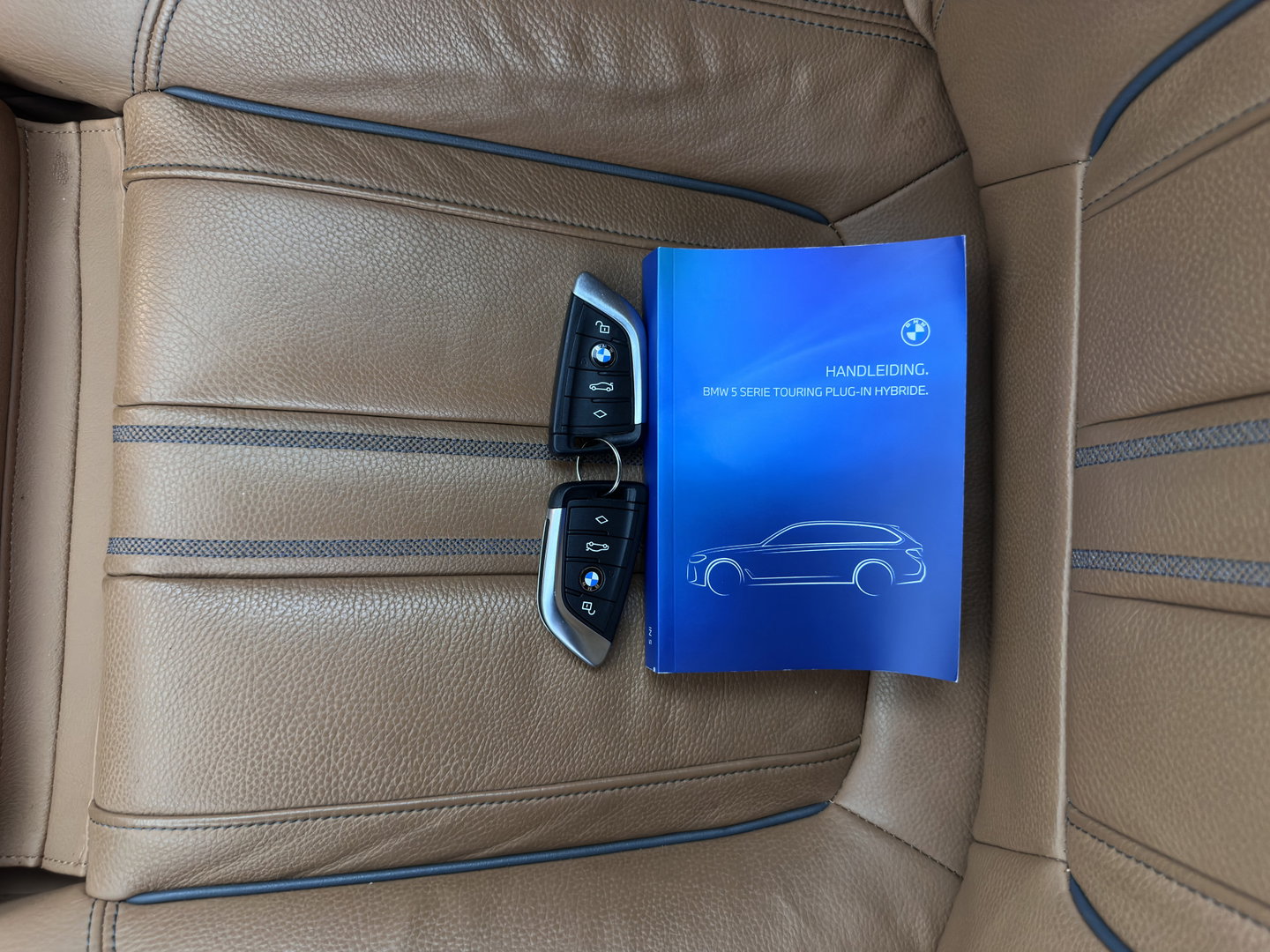BMW 5 Serie Touring 530e Business Edition Plus (Plug-in) (INCL.BTW) *LEATHER | FULL-LED | MEMORY-PACK | HEATED-COMFORTSEATS | NAVI-FULLMAP | PRIVACY-GLASS | ECC | PDC | CRUISE | 18''ALU | TOWBAR*