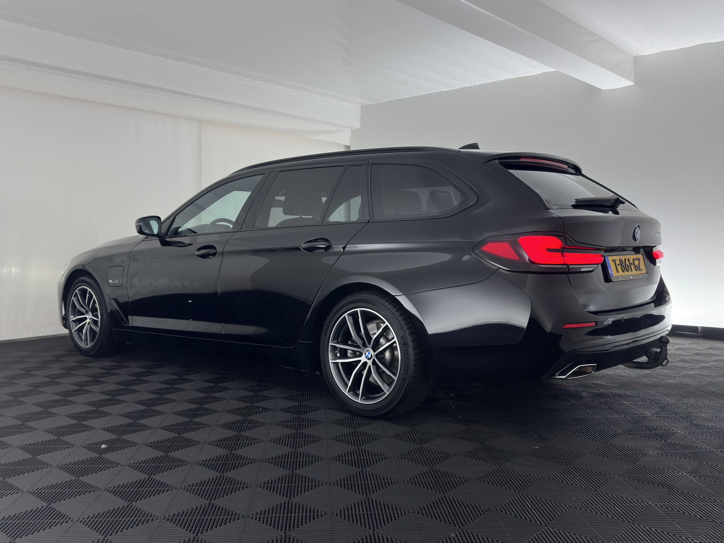 BMW 5 Serie Touring 530e Business Edition Plus (Plug-in) (INCL.BTW) *LEATHER | FULL-LED | MEMORY-PACK | HEATED-COMFORTSEATS | NAVI-FULLMAP | PRIVACY-GLASS | ECC | PDC | CRUISE | 18''ALU | TOWBAR*