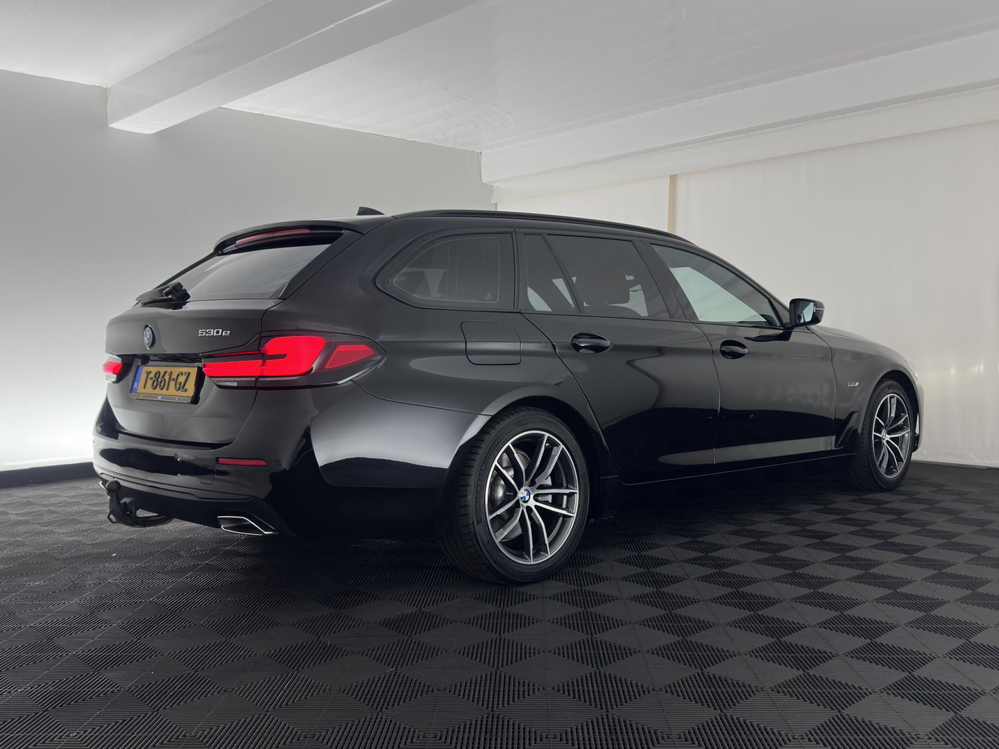 BMW 5 Serie Touring 530e Business Edition Plus (Plug-in) (INCL.BTW) *LEATHER | FULL-LED | MEMORY-PACK | HEATED-COMFORTSEATS | NAVI-FULLMAP | PRIVACY-GLASS | ECC | PDC | CRUISE | 18''ALU | TOWBAR*