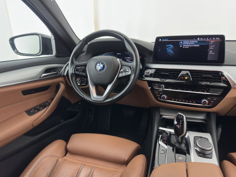 BMW 5 Serie Touring 530e Business Edition Plus (Plug-in) (INCL.BTW) *LEATHER | FULL-LED | MEMORY-PACK | HEATED-COMFORTSEATS | NAVI-FULLMAP | PRIVACY-GLASS | ECC | PDC | CRUISE | 18''ALU | TOWBAR*