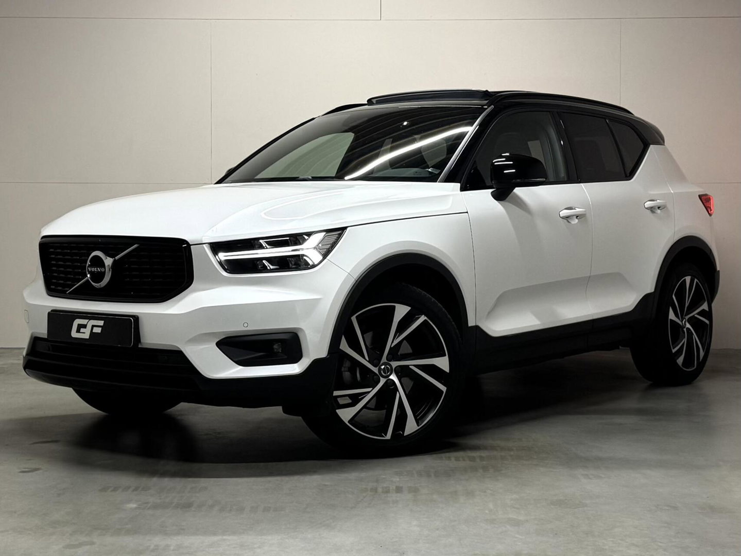 Volvo XC40 2.0 T4 R-Design Pano Camera Carplay Trekh. NAP