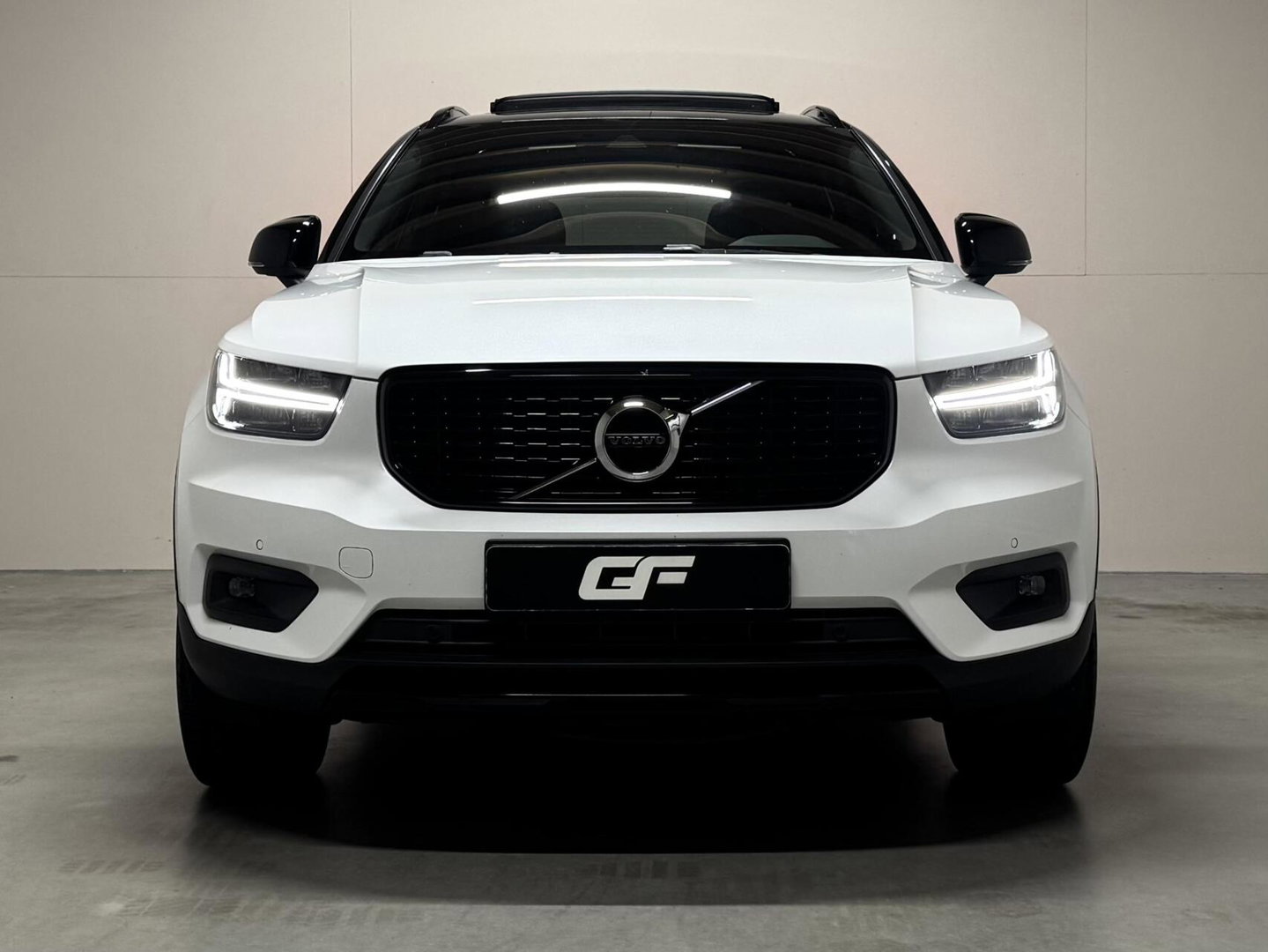 Volvo XC40 2.0 T4 R-Design Pano Camera Carplay Trekh. NAP