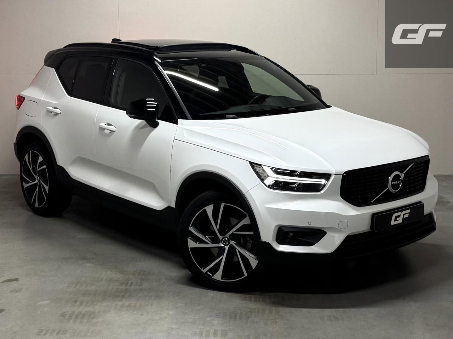 Volvo XC40 2.0 T4 R-Design Pano Camera Carplay Trekh. NAP