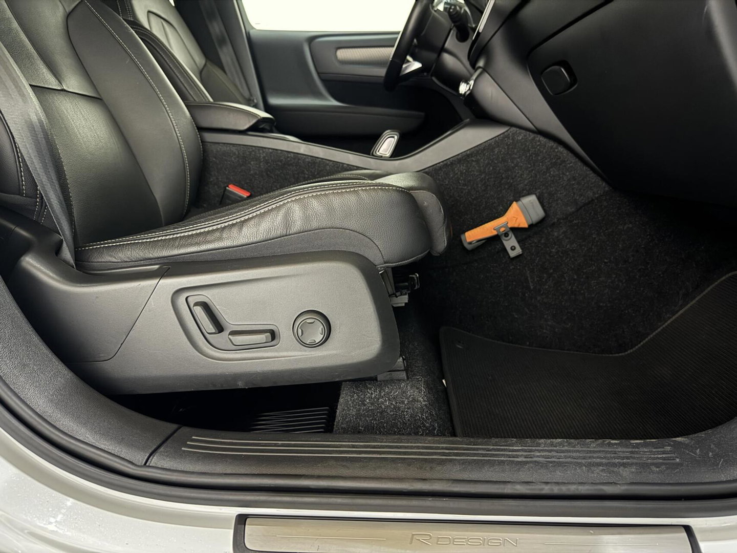 Volvo XC40 2.0 T4 R-Design Pano Camera Carplay Trekh. NAP