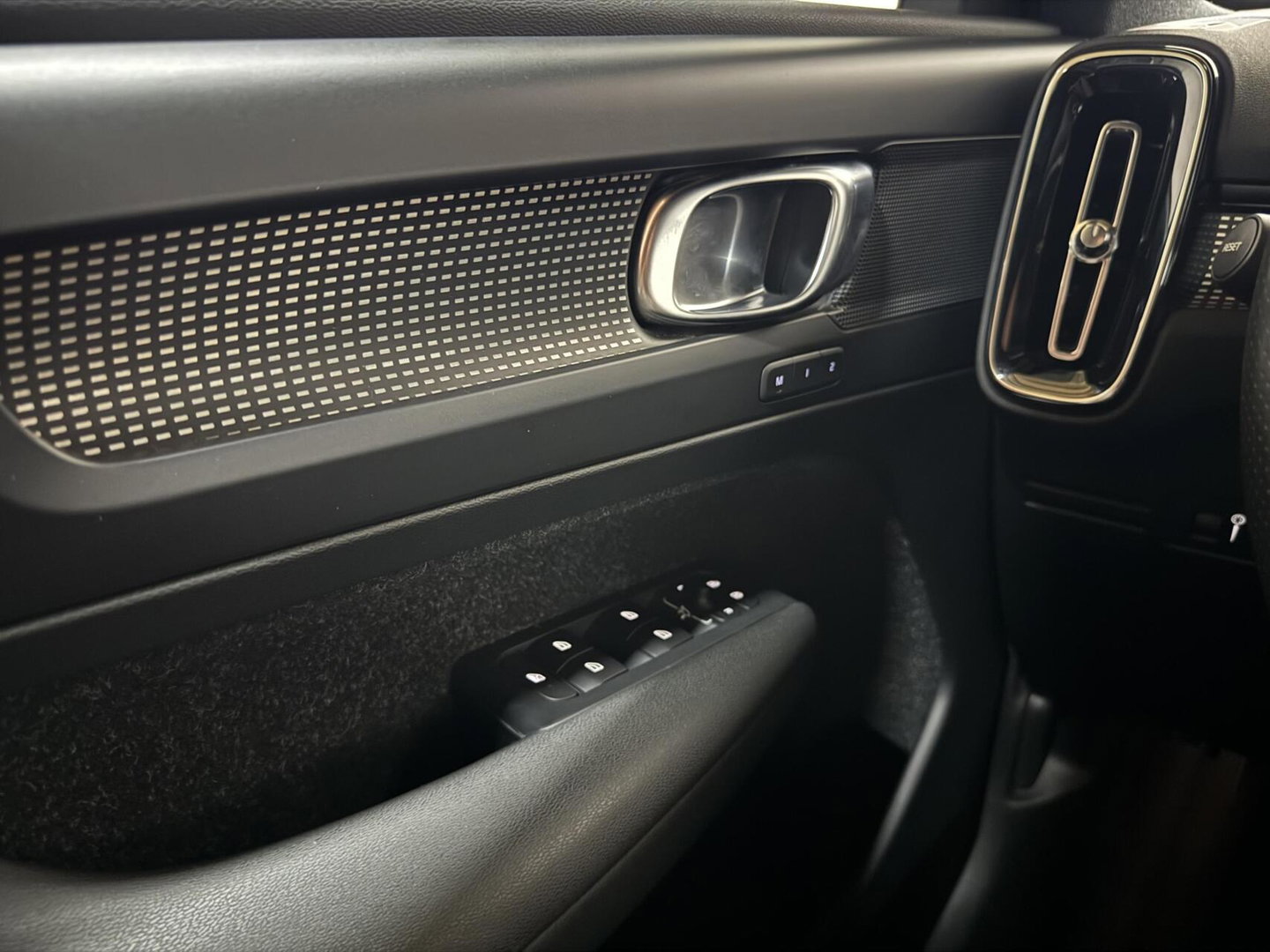 Volvo XC40 2.0 T4 R-Design Pano Camera Carplay Trekh. NAP
