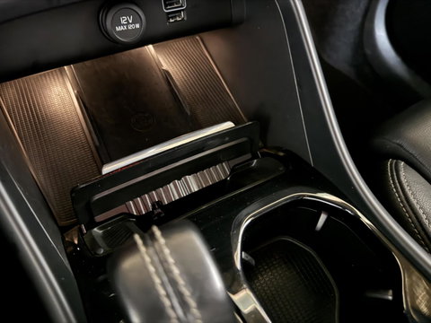 Volvo XC40 2.0 T4 R-Design Pano Camera Carplay Trekh. NAP