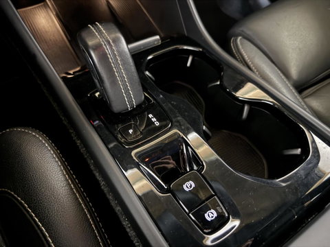 Volvo XC40 2.0 T4 R-Design Pano Camera Carplay Trekh. NAP