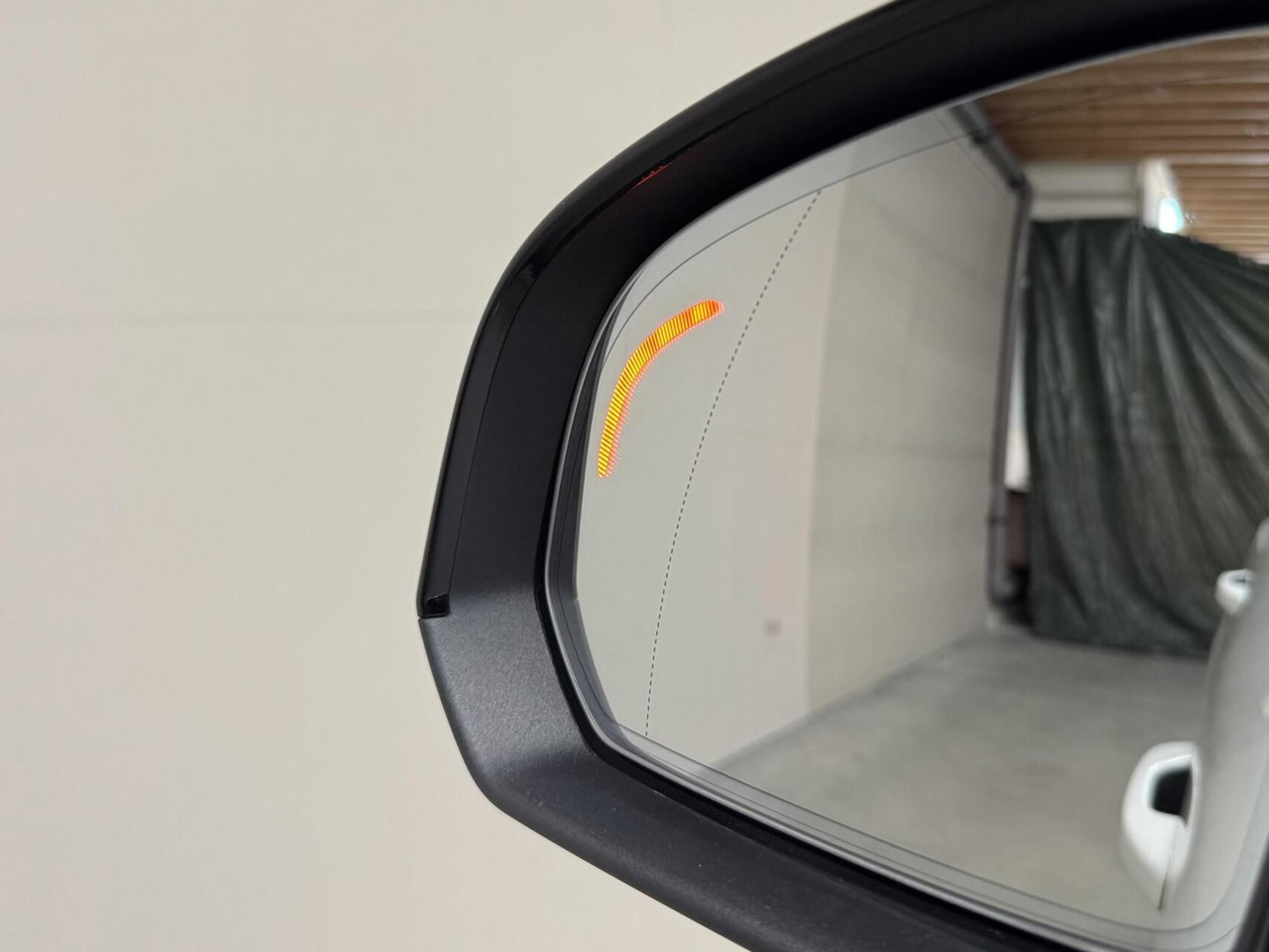 Volvo XC40 2.0 T4 R-Design Pano Camera Carplay Trekh. NAP