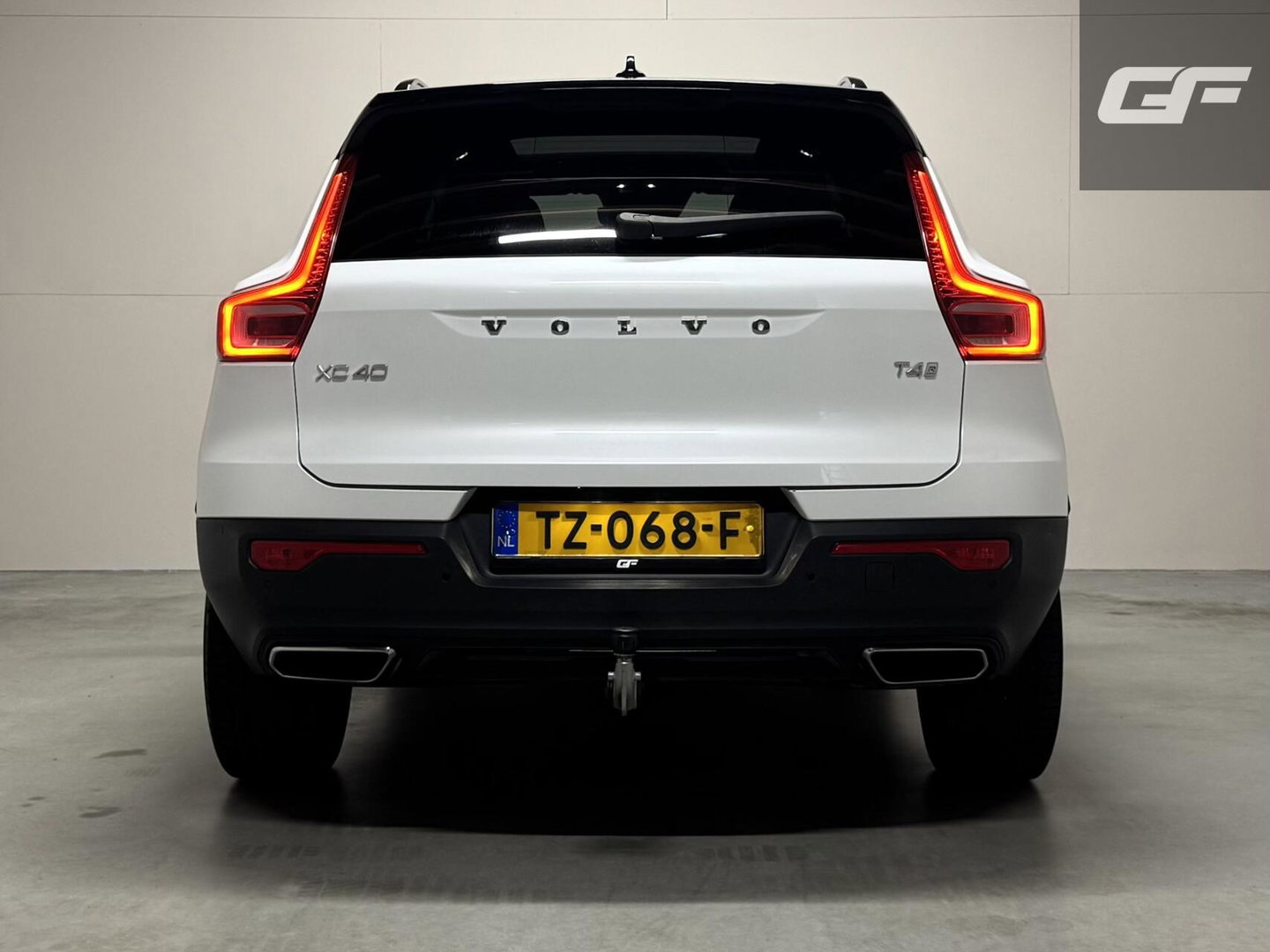 Volvo XC40 2.0 T4 R-Design Pano Camera Carplay Trekh. NAP
