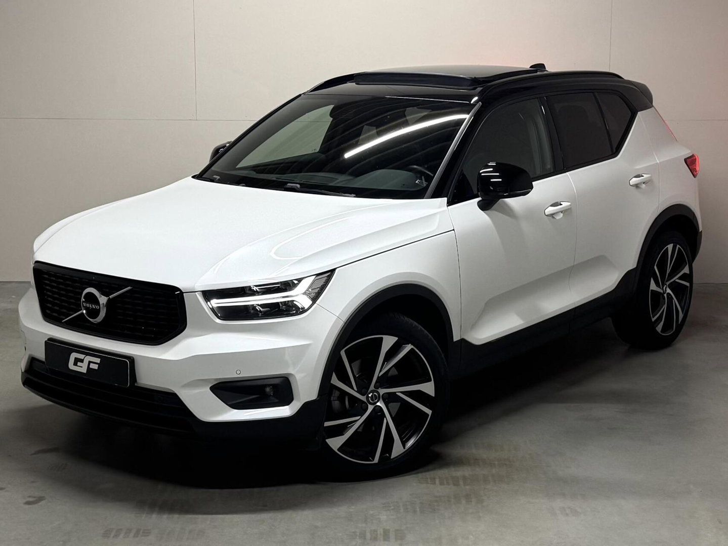 Volvo XC40 2.0 T4 R-Design Pano Camera Carplay Trekh. NAP