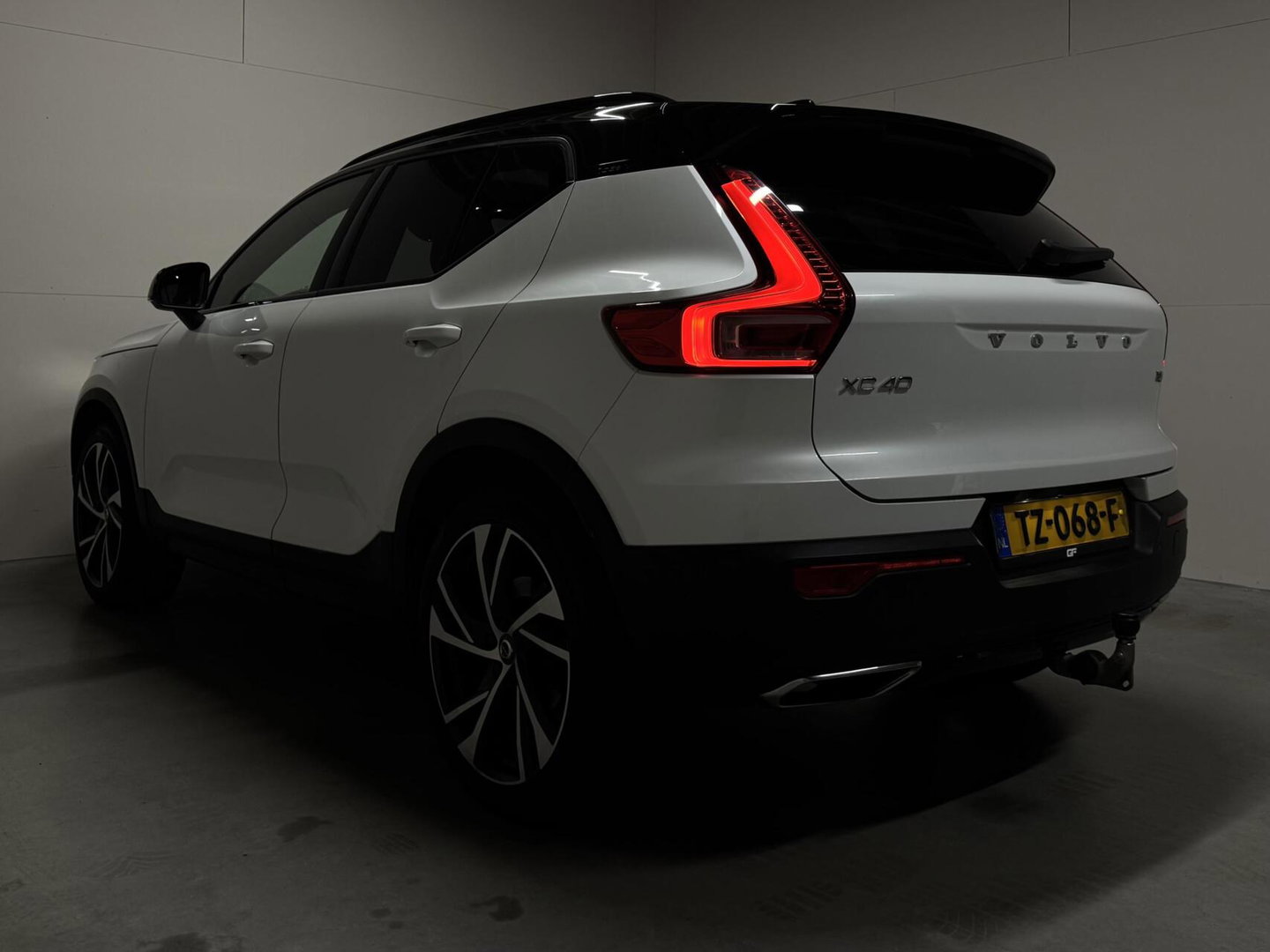 Volvo XC40 2.0 T4 R-Design Pano Camera Carplay Trekh. NAP
