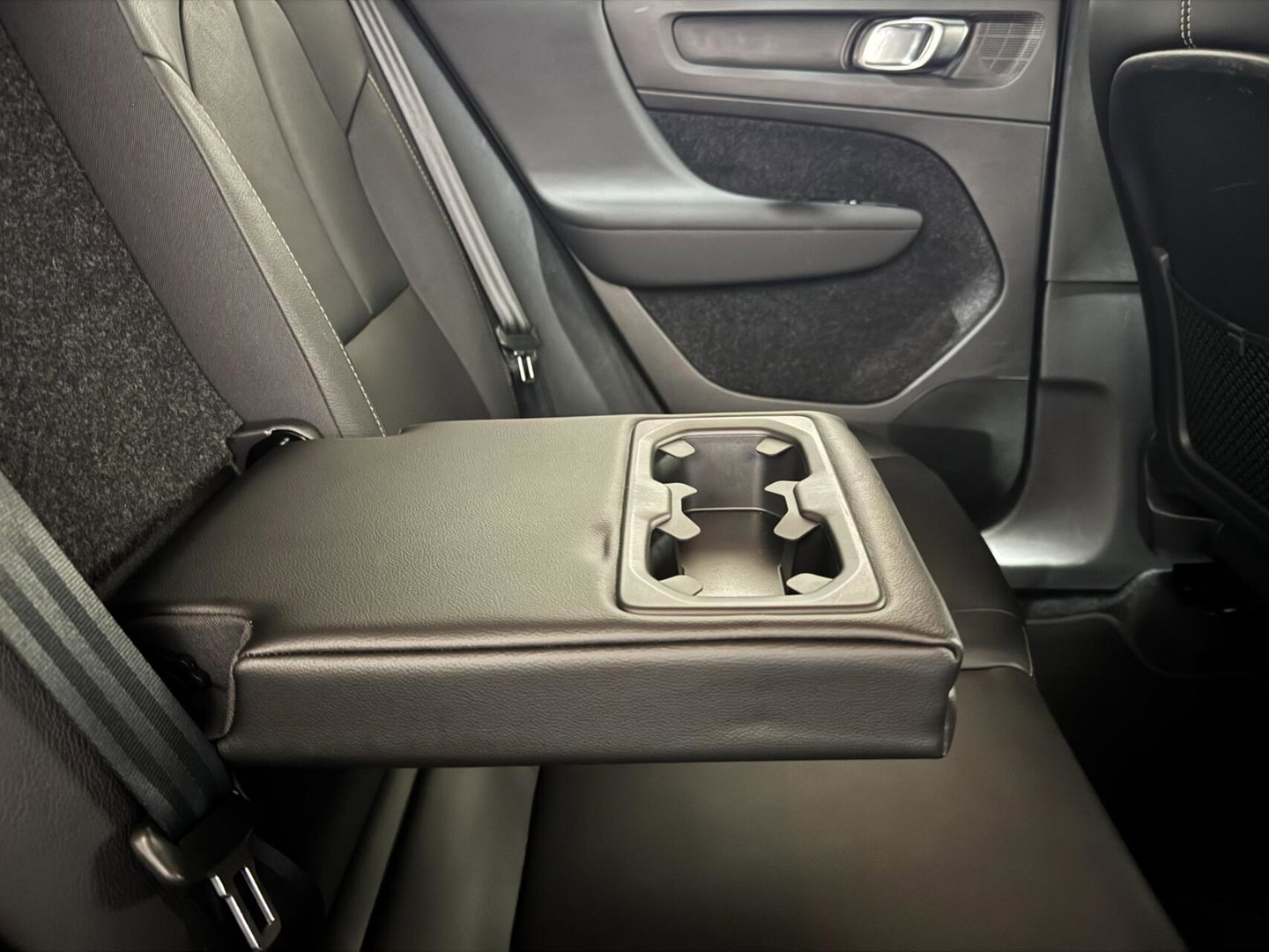 Volvo XC40 2.0 T4 R-Design Pano Camera Carplay Trekh. NAP